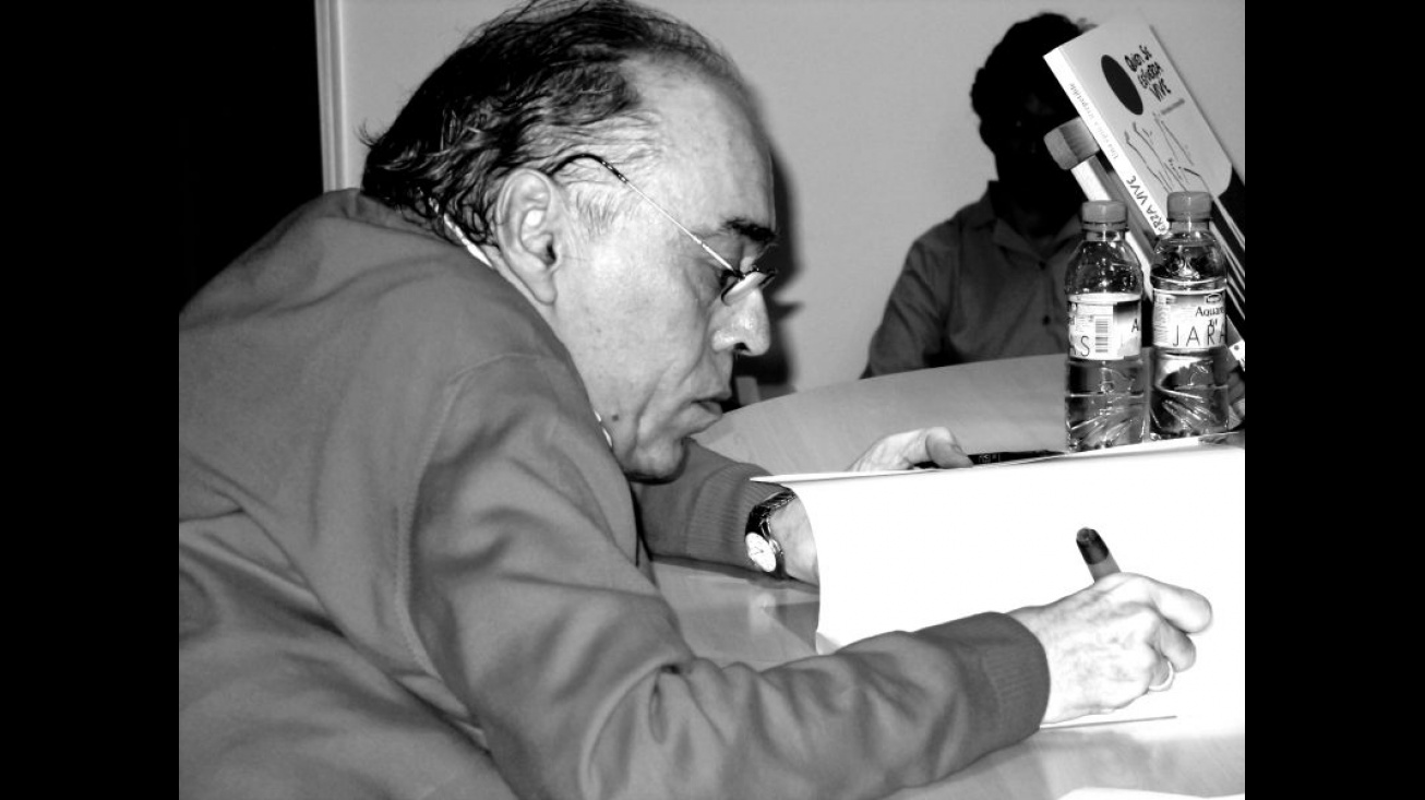 Paco Romero, firmando su primer libro sobre la historia del Club Jace