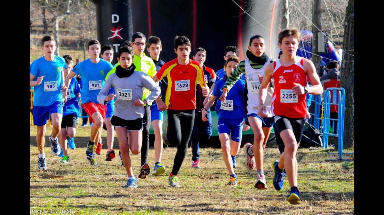 Alejandro Cuesta, de rojo con el dorsal 1628, fue segundo en el Cross del Chorizo de Puertollano