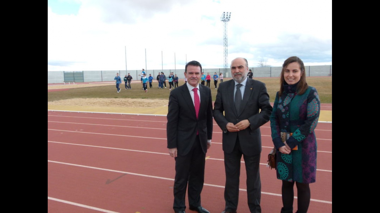 Juan Carlos Martín junto al alcalde y a la concejal de Deportes durante su visita a la pista de atletismo