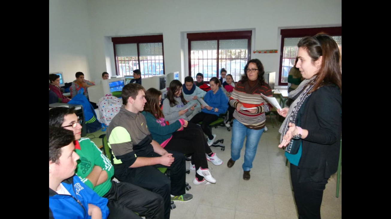 La concejal de Juventud en una de las clases de 4º ESO del IES Sotomayor