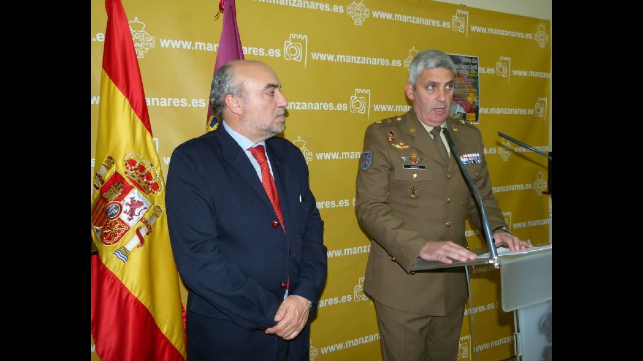 El alcalde de Manzanares junto al Teniente Coronel García Romera