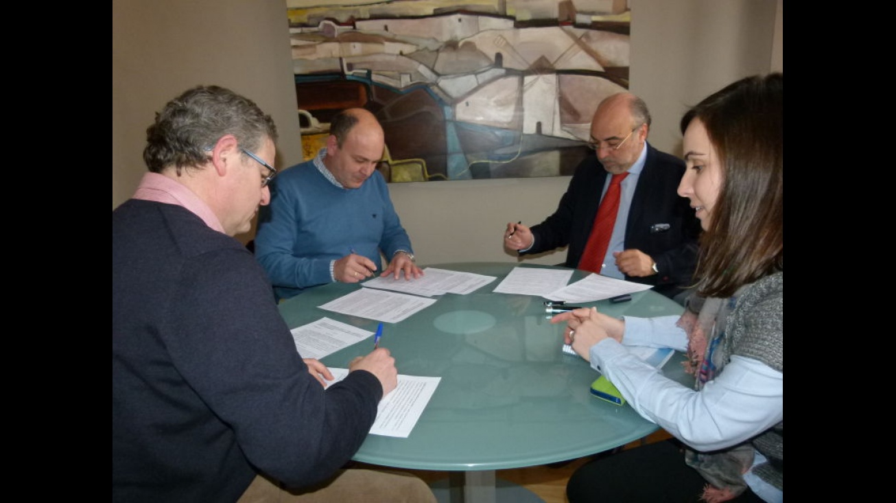 Los directores de los IES Sotomayor y Azuer, durante la firma del convenio con el Alcalde y la concejal de Juventud