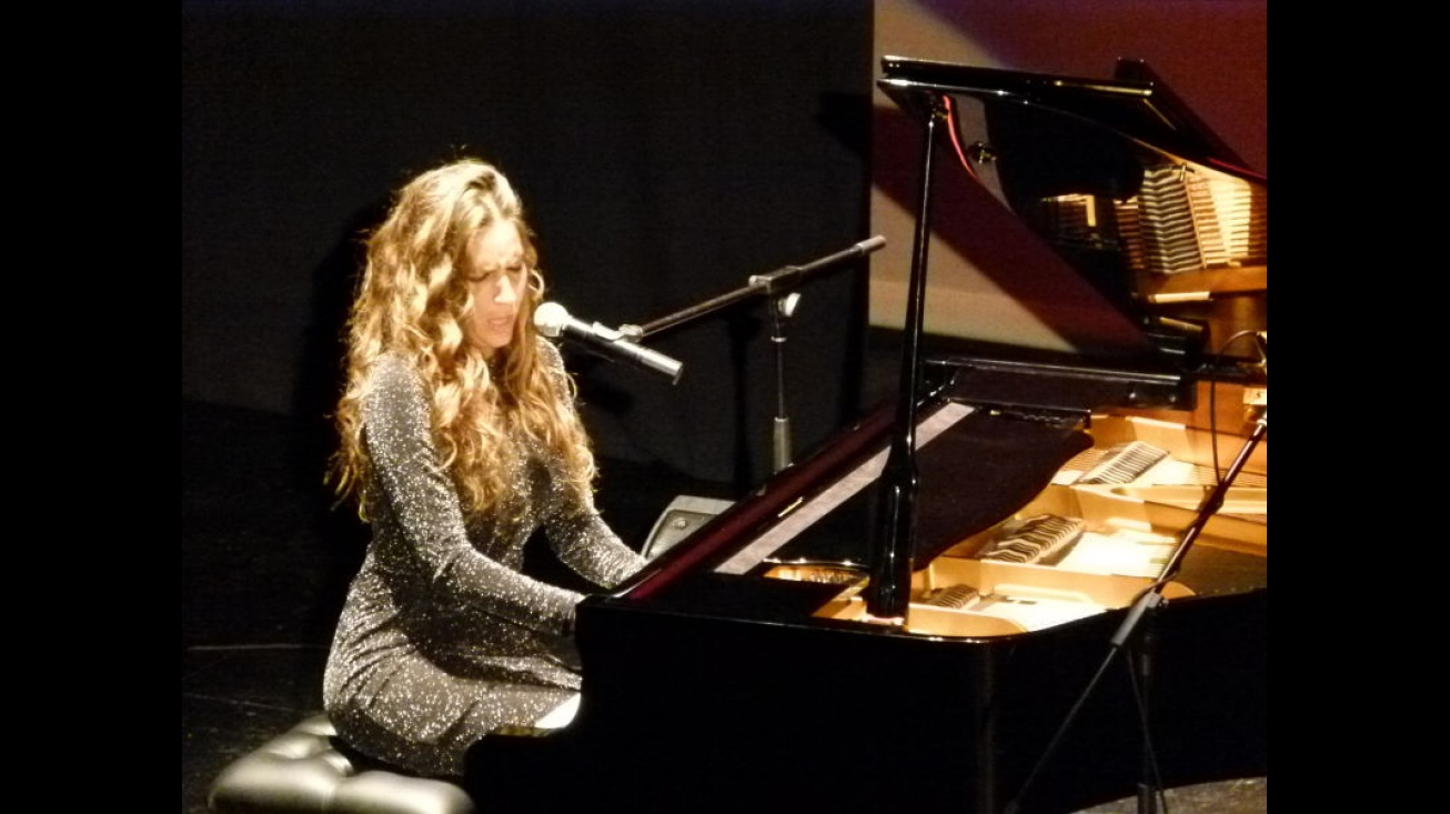 María Toledo, al piano, durante su actuación en Manzanares