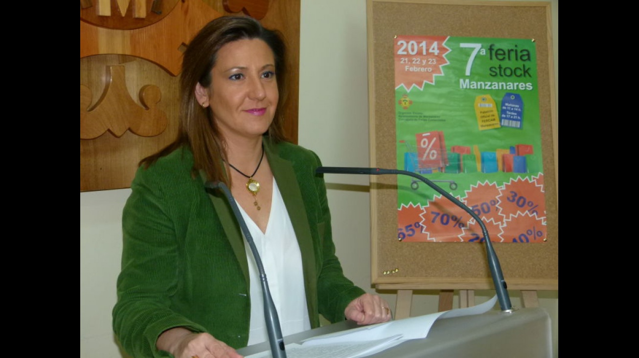 La concejal de Ferias Comerciales, Lola Serna, durante la presentación de la Feria del Stock 2014