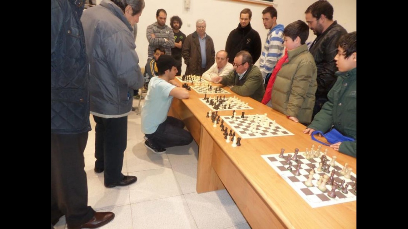 Emil, en cuclillas, durante una de las veinte partidas simultáneas