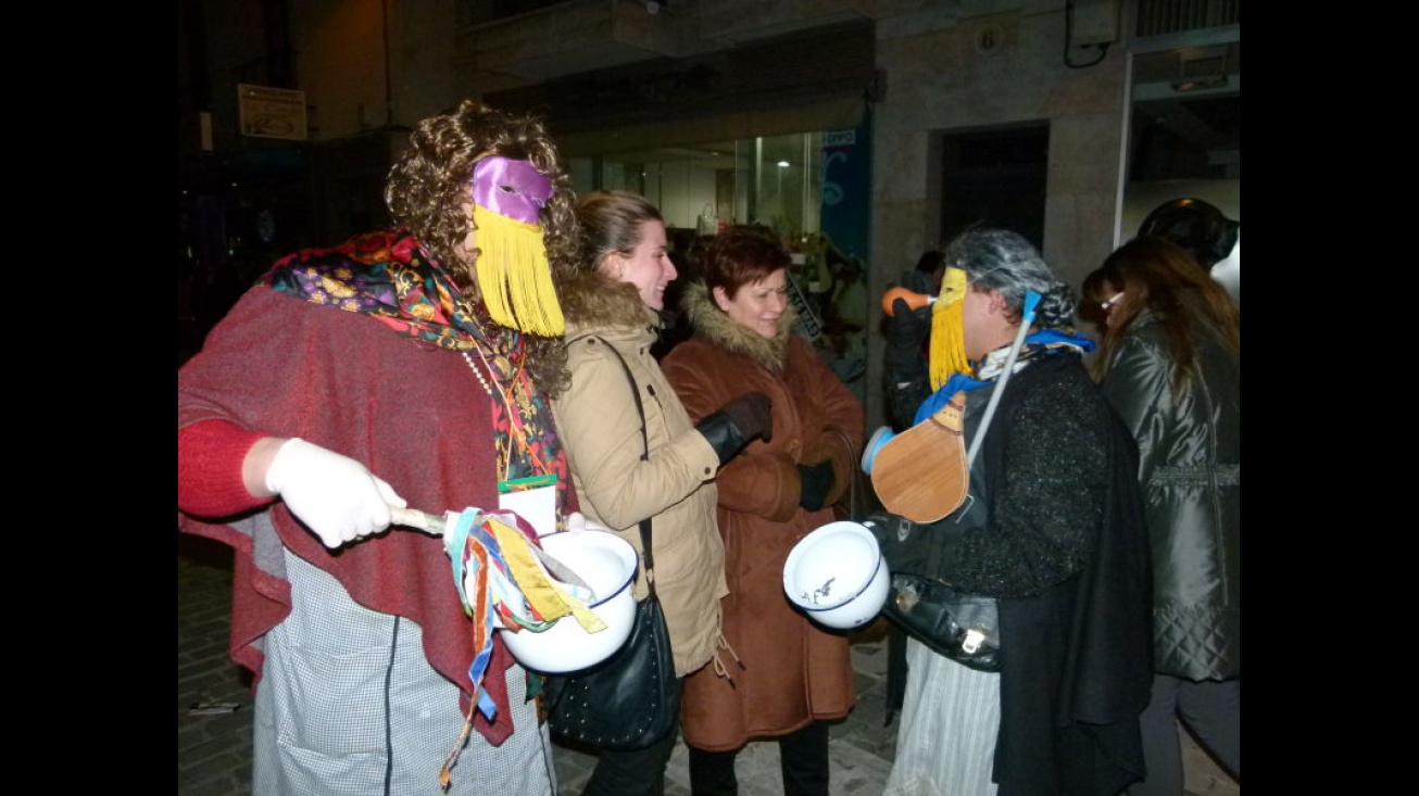 Mascarones gastando broma en la calle