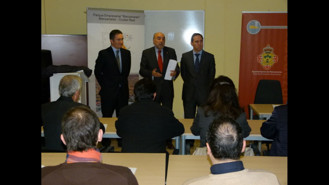 José Félix González, el alcalde y Manuel Roque durante la inauguración de la jornada