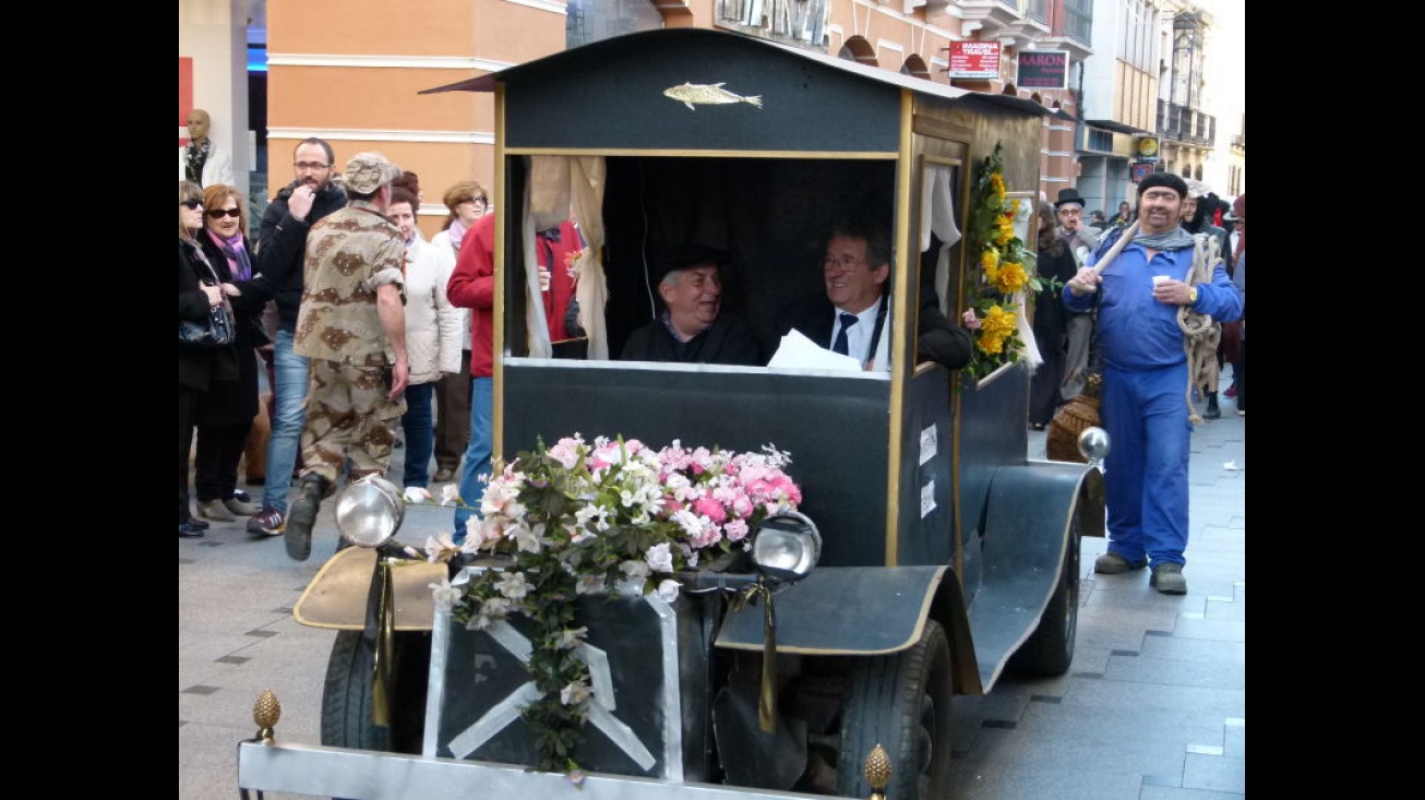 Coche fúnebre por la calle Empedrada