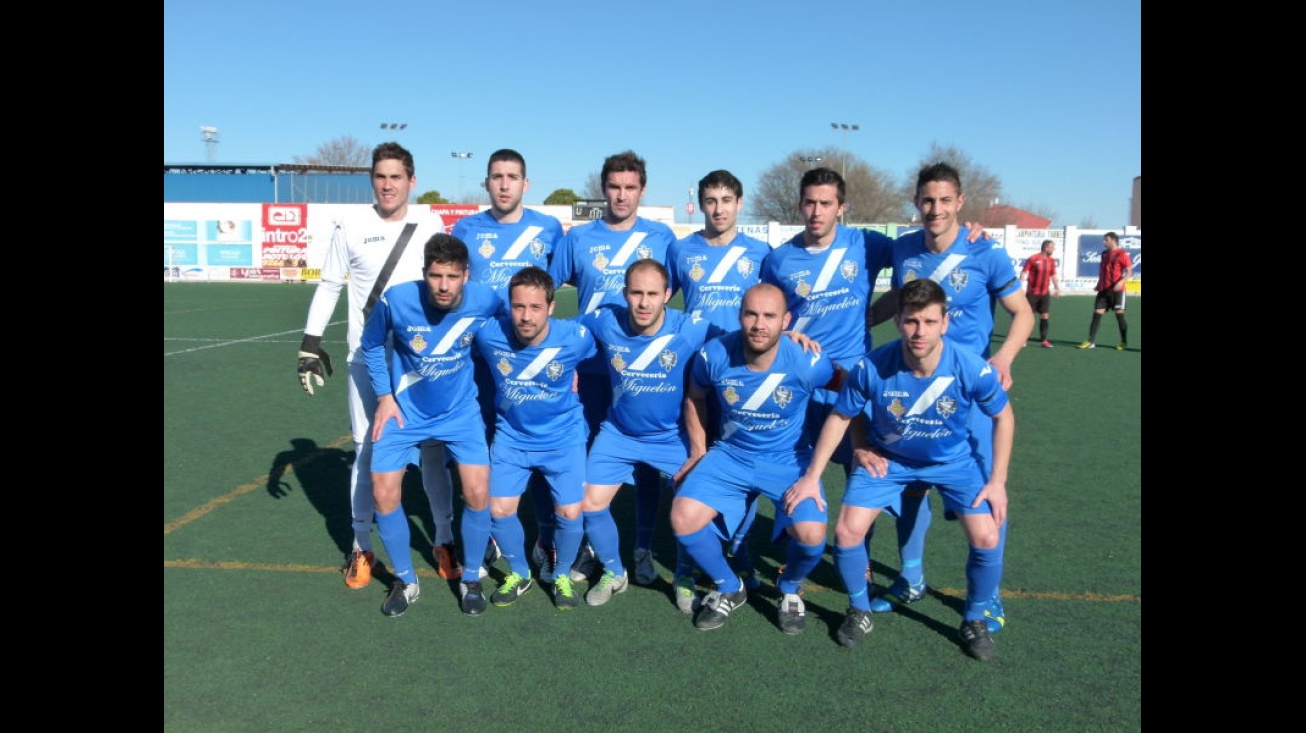 Alineación del Manzanares CF ante el Azuqueca. De pie: Rodri, Martín, Elías, Josema, Víctor y Agus. Abajo: Pirri, Quique, Edu Corrales, Carlos Olivares y Chule