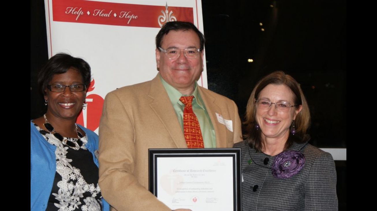 FOTO (De izquierda a derecha): Kelli Dixon, Directora Ejecutiva de la Asociación Americana del Corazón (AHA) Great Rivers Affiliate; el Dr. Julian G. Cambronero, Catedrático de Bioquímica y Biología Molecular en la Facultad de Medicina de Wright Stat