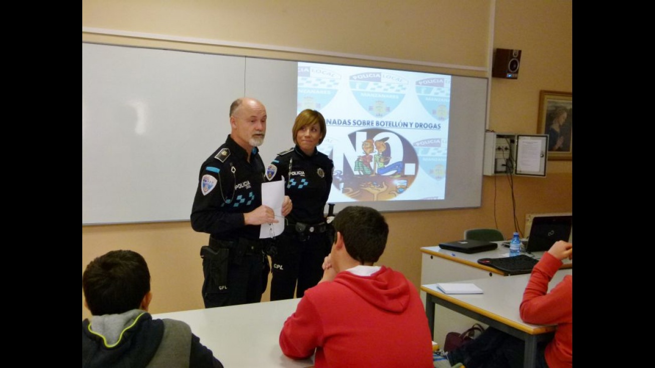 Los agentes Espinar y García durante la charla en la EFA