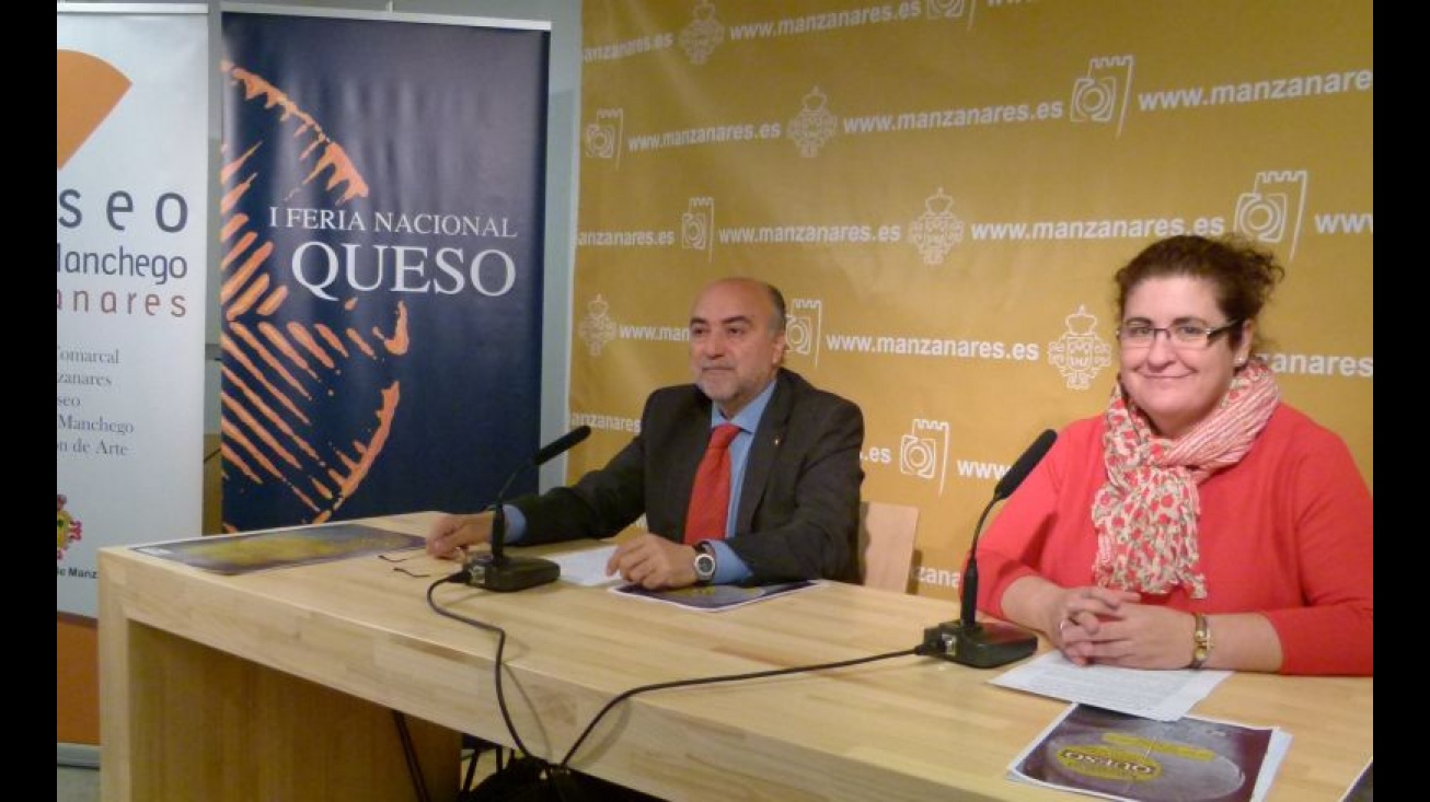 El alcalde, Antonio López de la Manzanara, y la concejal, Mª José Aranda, en la presentación de la I Feria Nacional del Queso