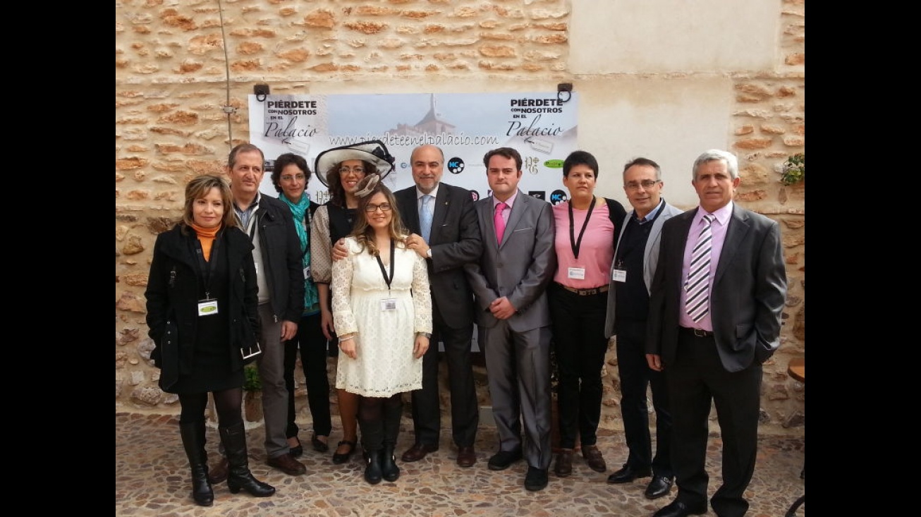 El alcalde de Manzanares, junto al alcalde de Moral, Manuel Torres, junto a los empresarios manzanareños participantes en el evento