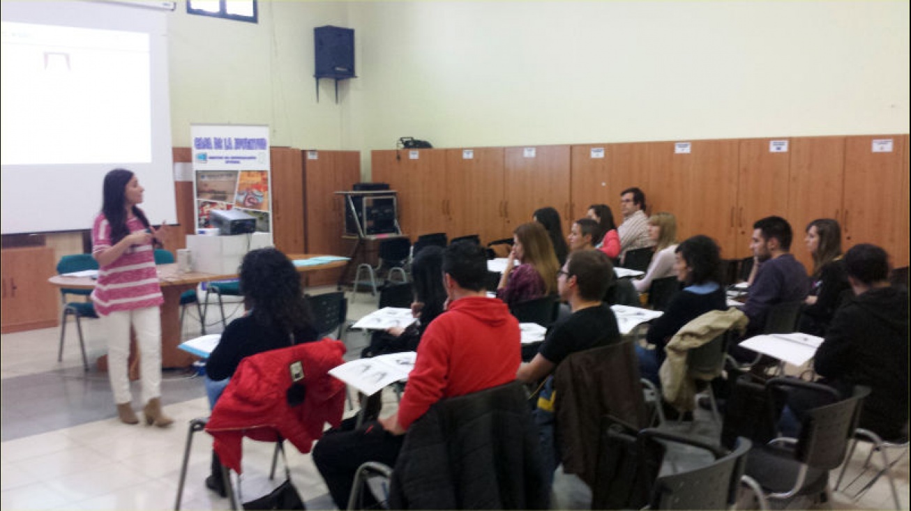 Primera sesión del taller en la casa de la Juventud