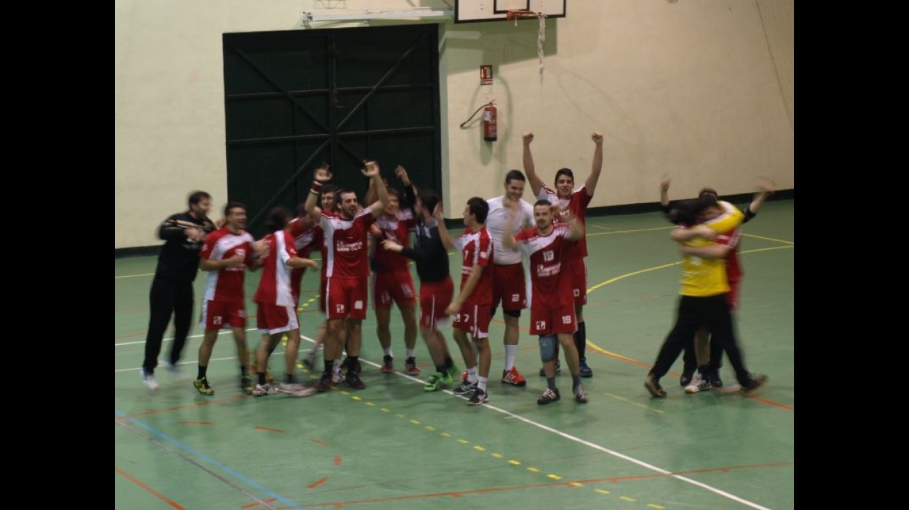 Explosión de júbilo del equipo tras finalizar el partido en Villafranca. Foto: BM Manzanares