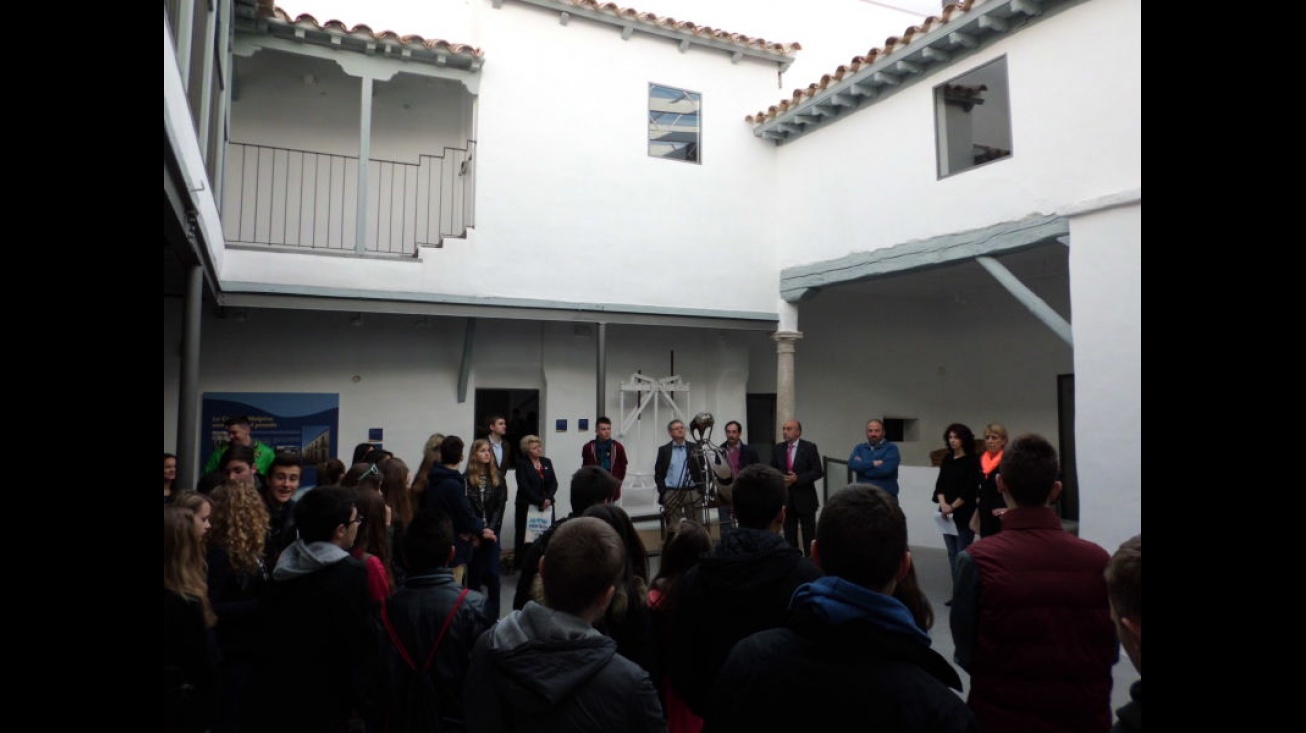 Recepción del alcalde a los jóvenes lituanos en el Museo del Queso Manchego