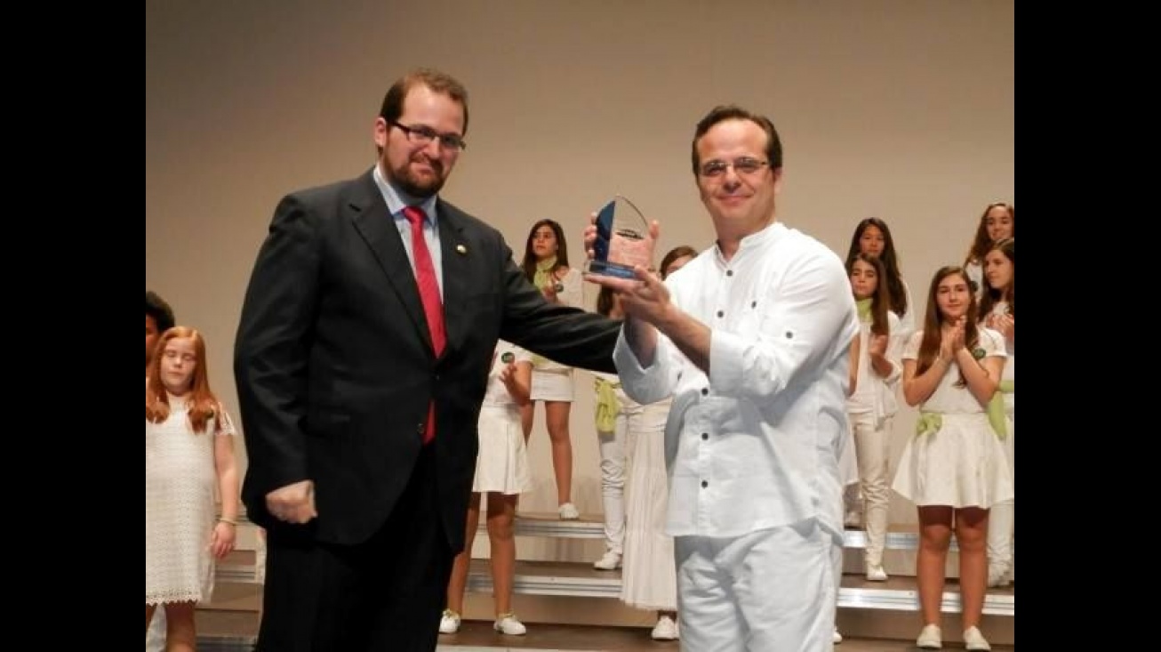 El director del coro recogió el premio