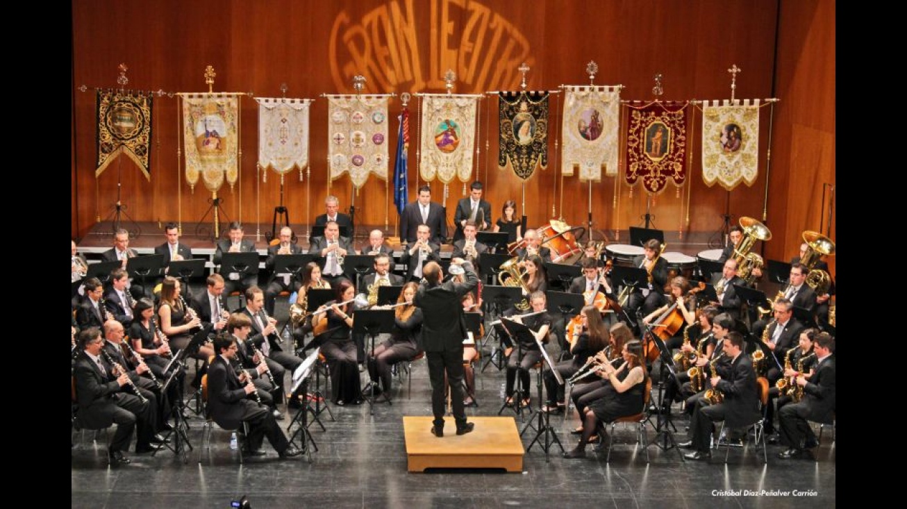 Extraordinaria estampa del escenario con músicos y estandartes cofrades