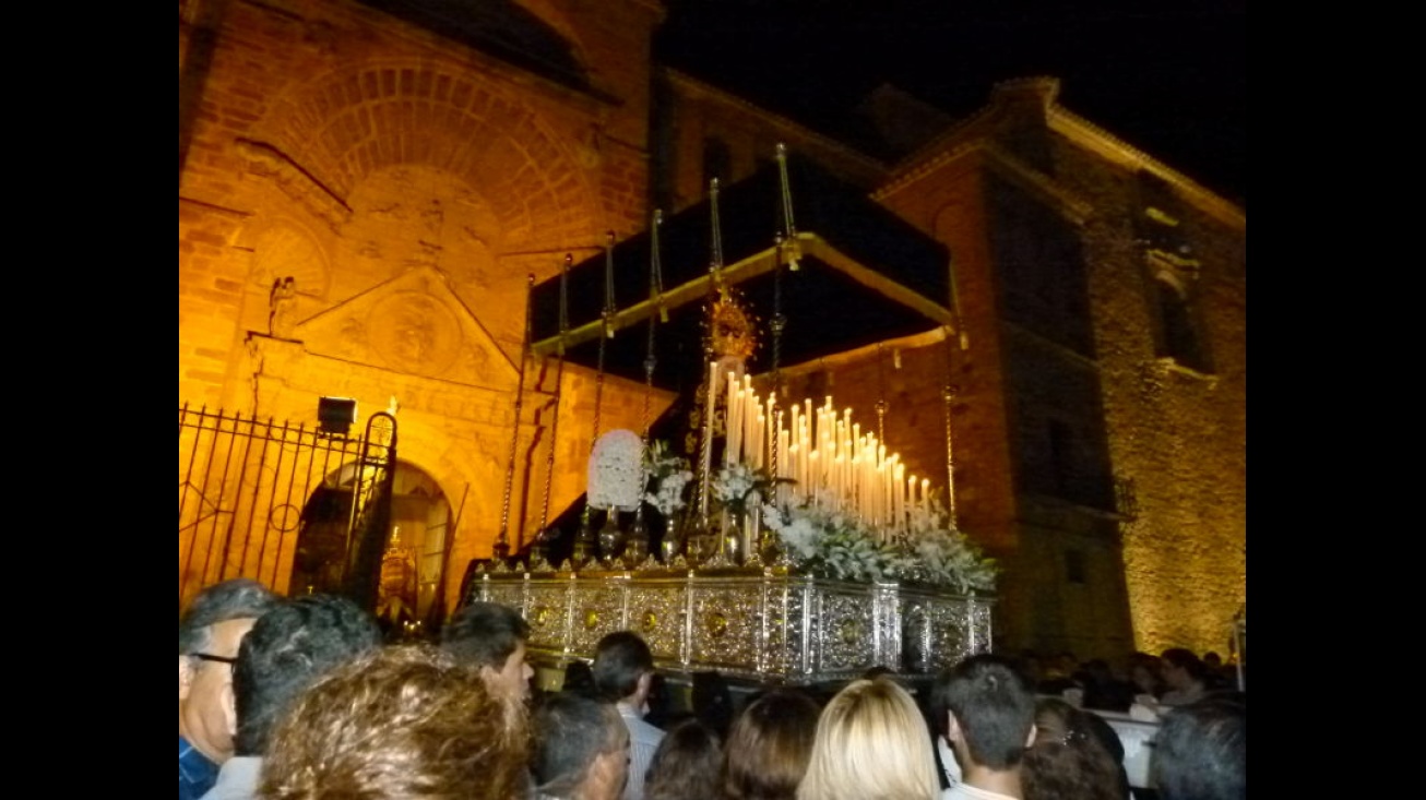 Salida de la Virgen de la Soledad del templo de la Asunción