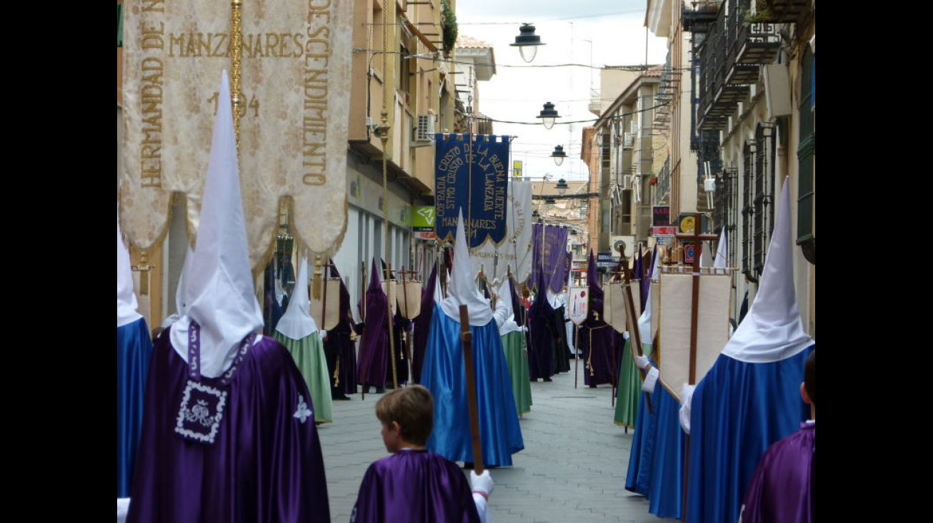 Nazarenos de todas las hermandades participaron en la procesión