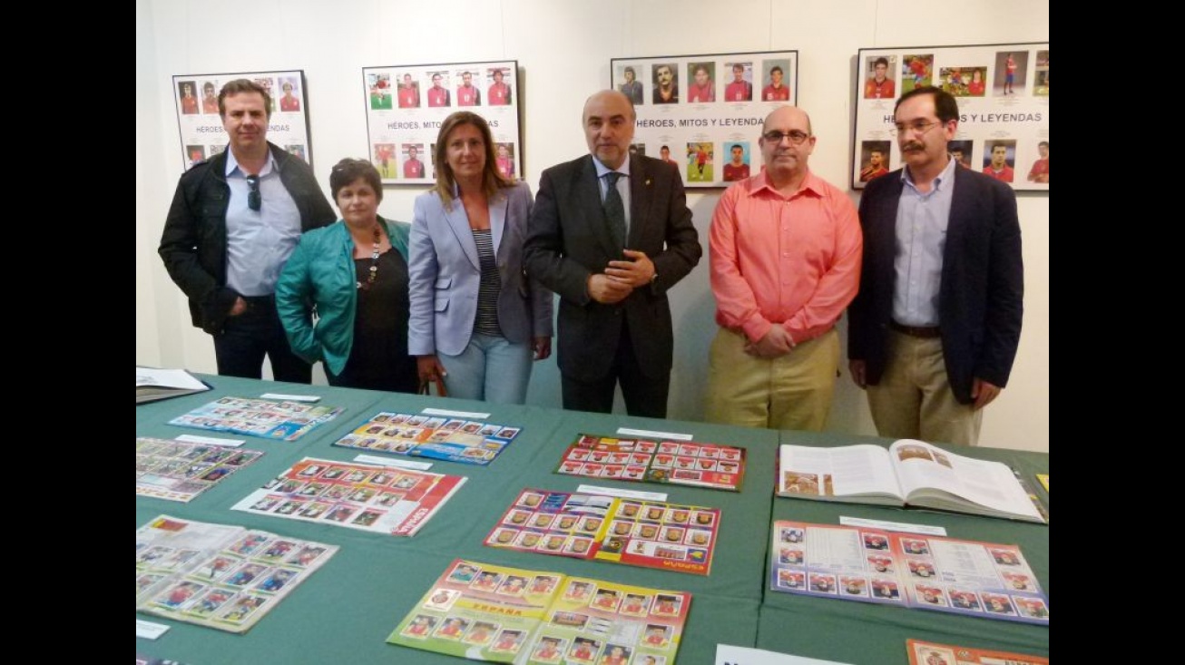 Jareño (2º por la izquierda), junto a miembros del gobierno municipal, en la inauguración de la exposición