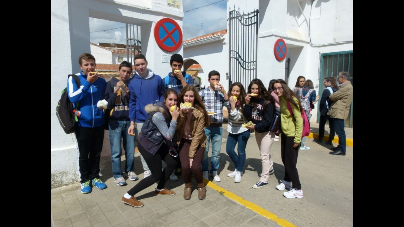 Alumnado del IES "Azuer" con su desayuno saludable en la puerta del Mercado