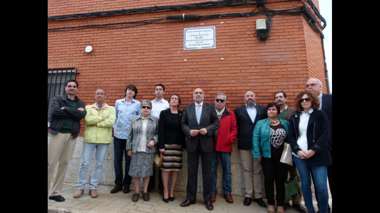 Familiares y miembros de la Corporación, bajo la placa de recuerdo a Paco Romero