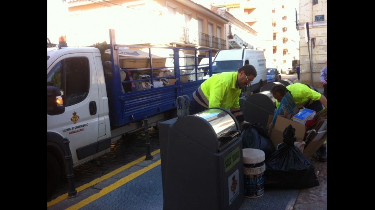 Operarios del servicio de recogida de papel y cartón