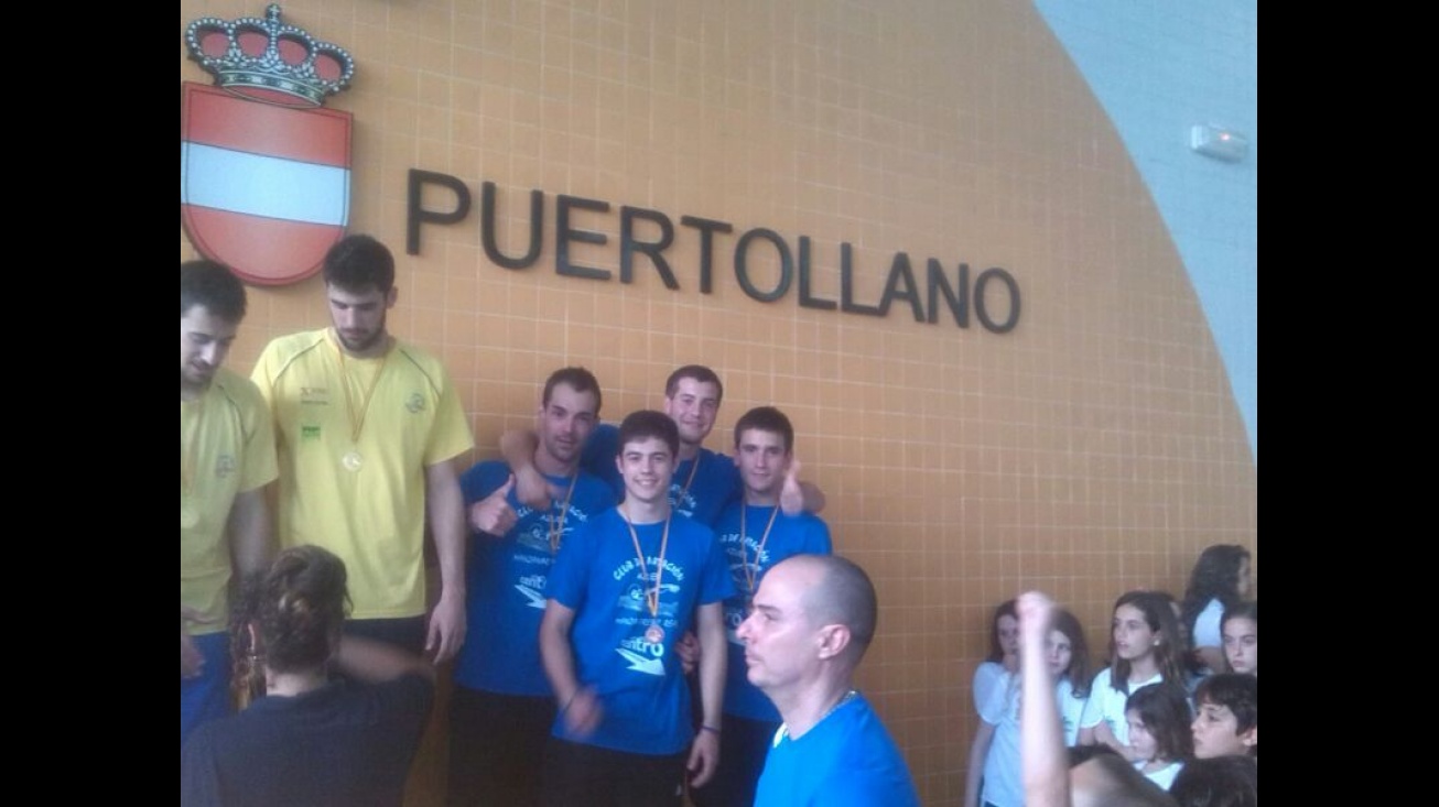 Equipo de 4x50 libres del Club Natación Azuer. Foto: CN Azuer