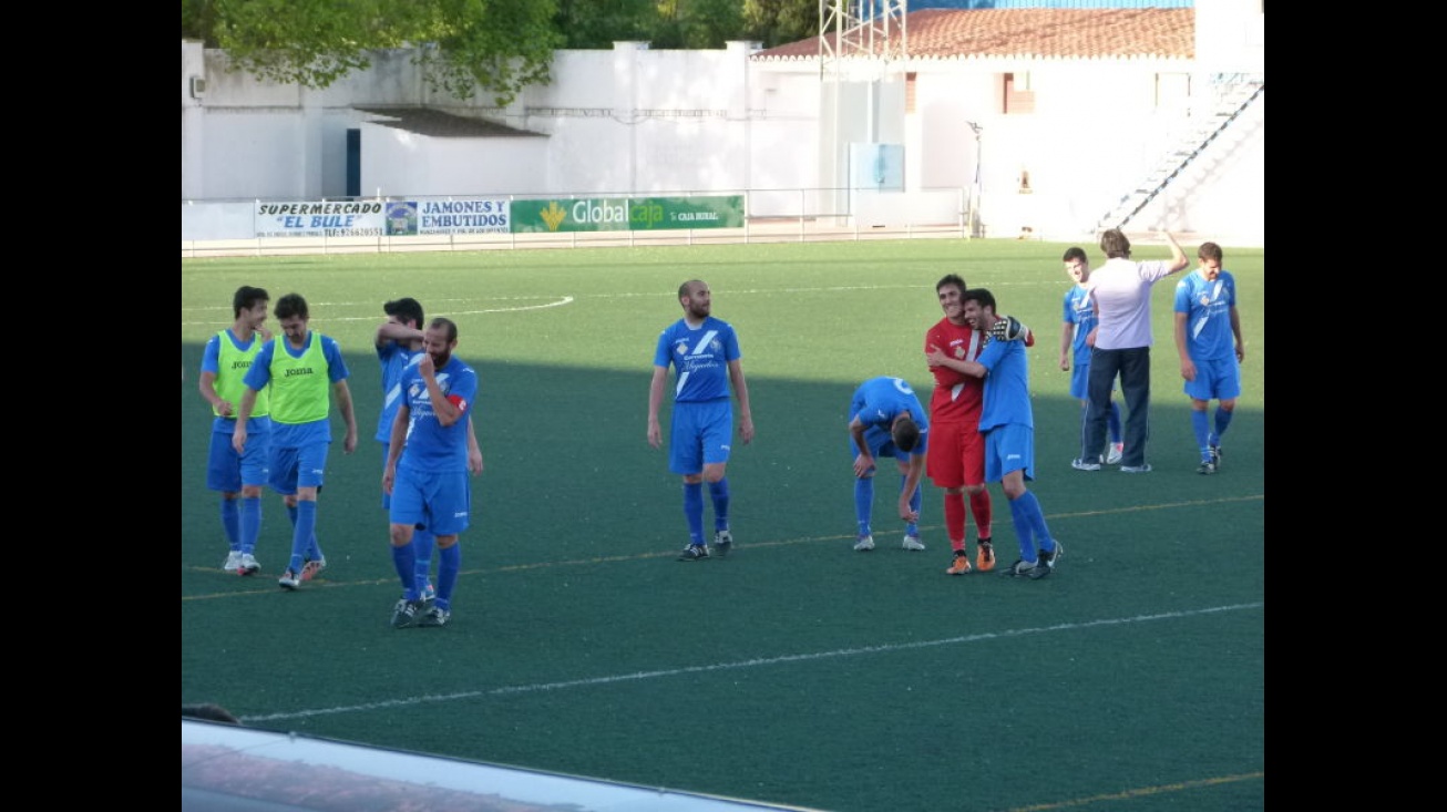 La plantilla se felicita tras vencer al Almansa y cumplir su objetivo de la temporada