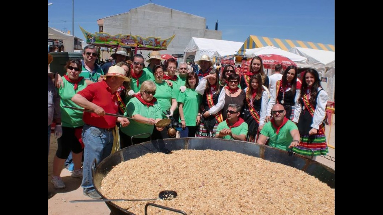 Organizadores y pastoras con la concejal de Festejos ante las migas del domingo