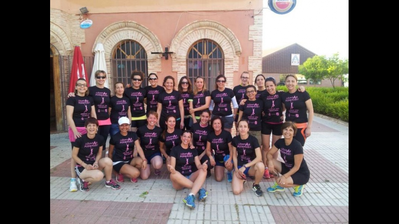 Grupo "Juntas podemos" con sus camisetas conmemorativas