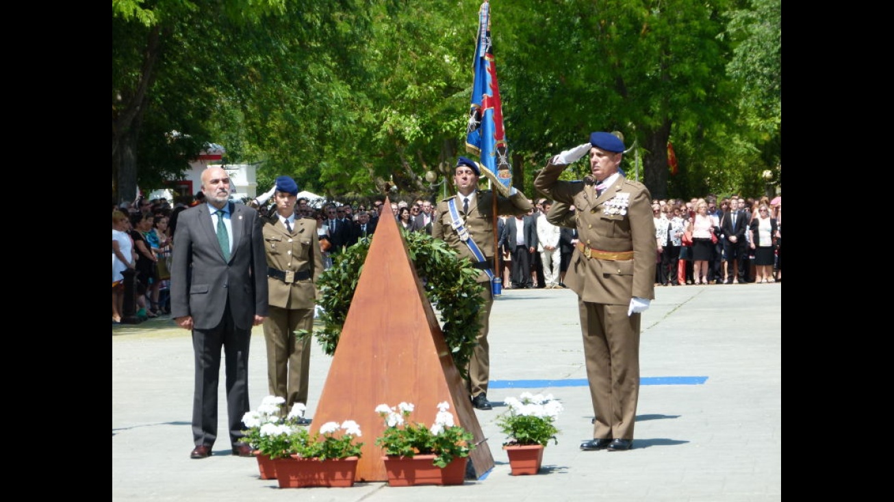 El alcalde y el Teniente Coronel García Romera, tras la ofrenda de homenaje a quienes dieron su vida por España