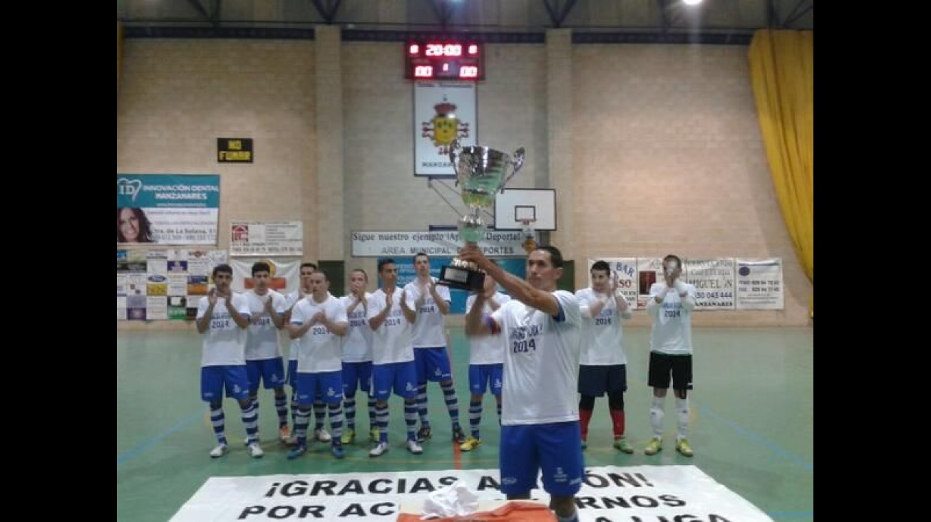 El capitán De la Cuerda ofrece la Copa Diputación a la afición