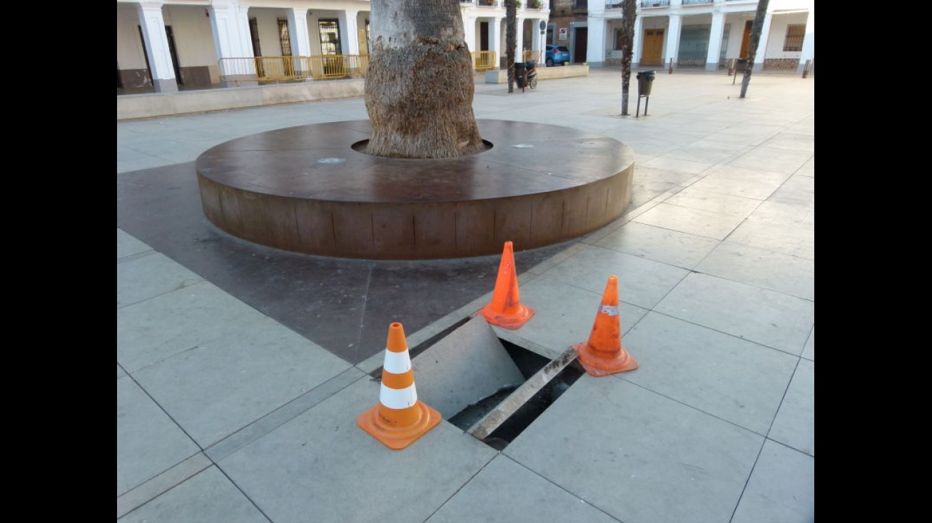 Aspecto de la plaza a primera hora de la mañana del lunes 12 de mayo