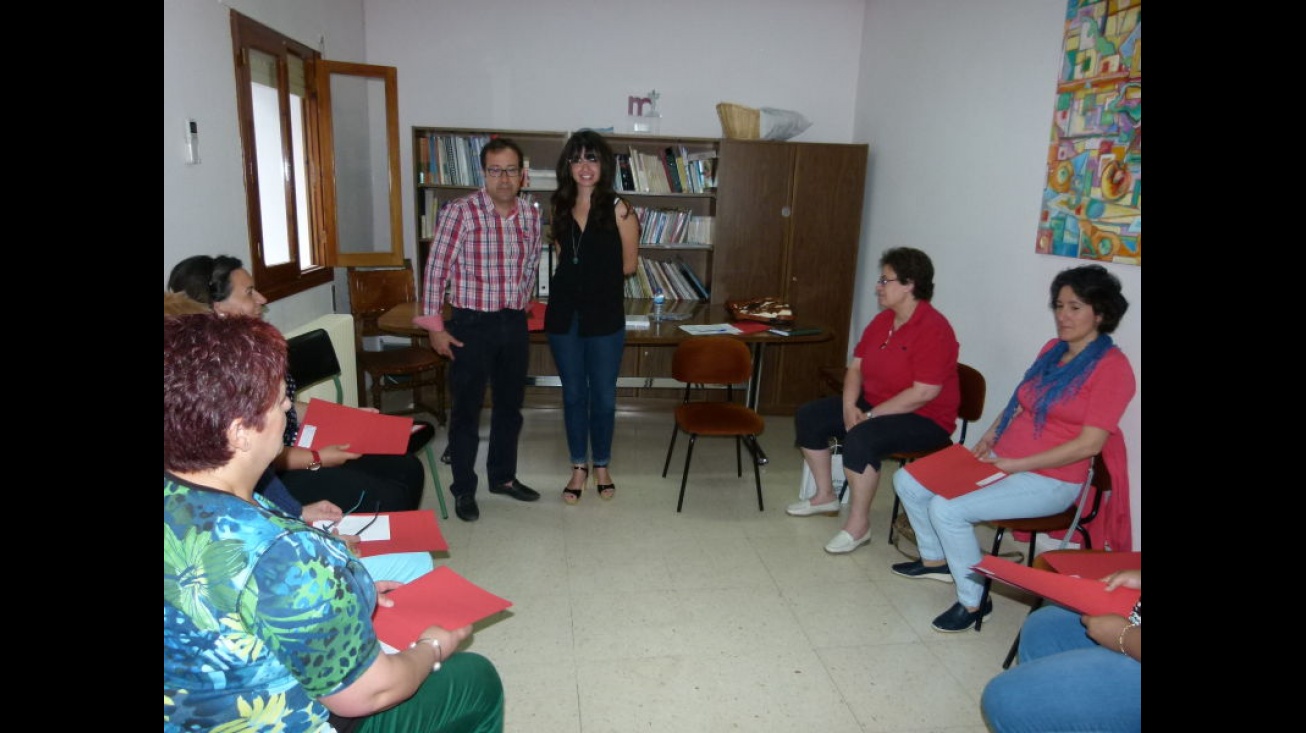 Javier Márquez, responsable de la OMIC, junto a la ponente, Virginia Parrado