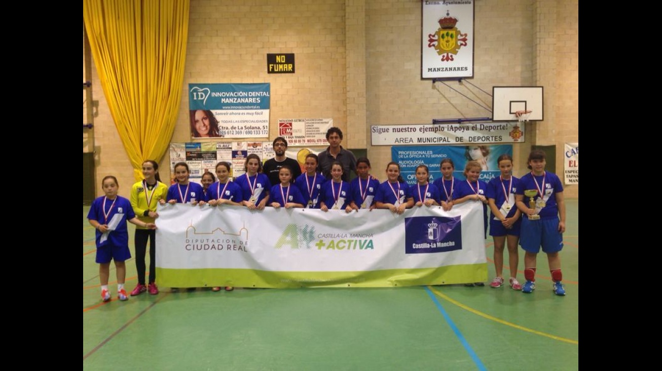 Equipo alevín, campeón regional, junto a su técnico y a César Manrique