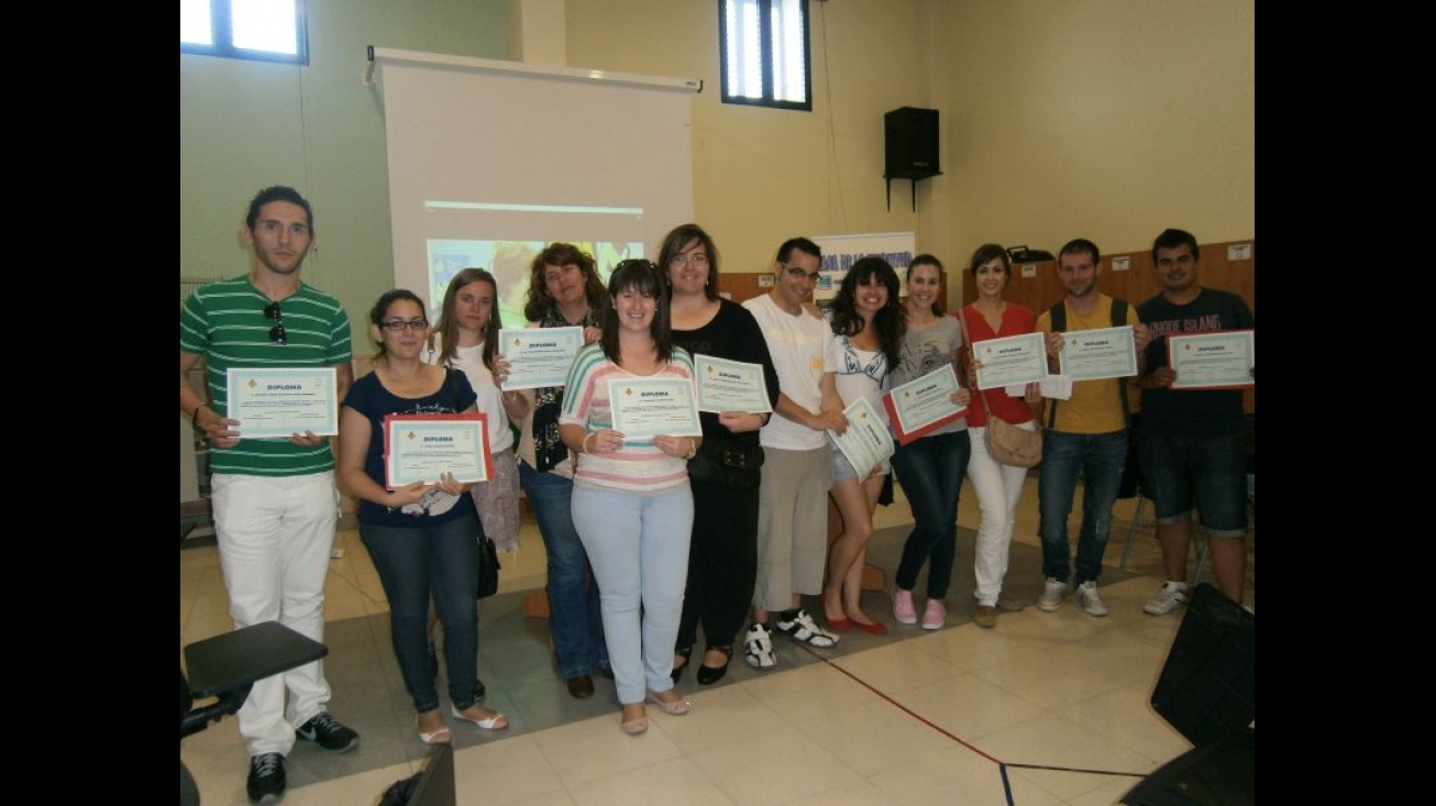 Participantes del curso con sus diplomas