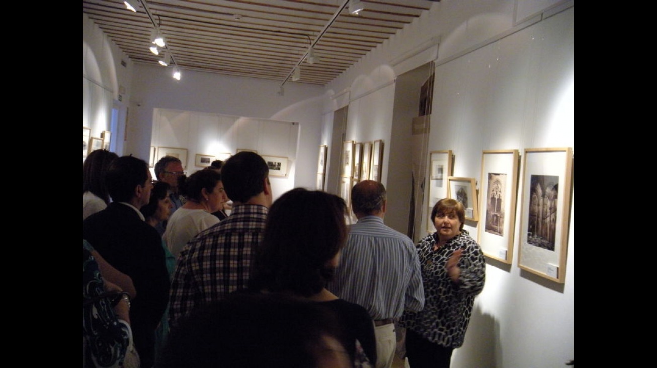 Esther Almarcha, comisaria de la exposición, durante el recorrido por la misma