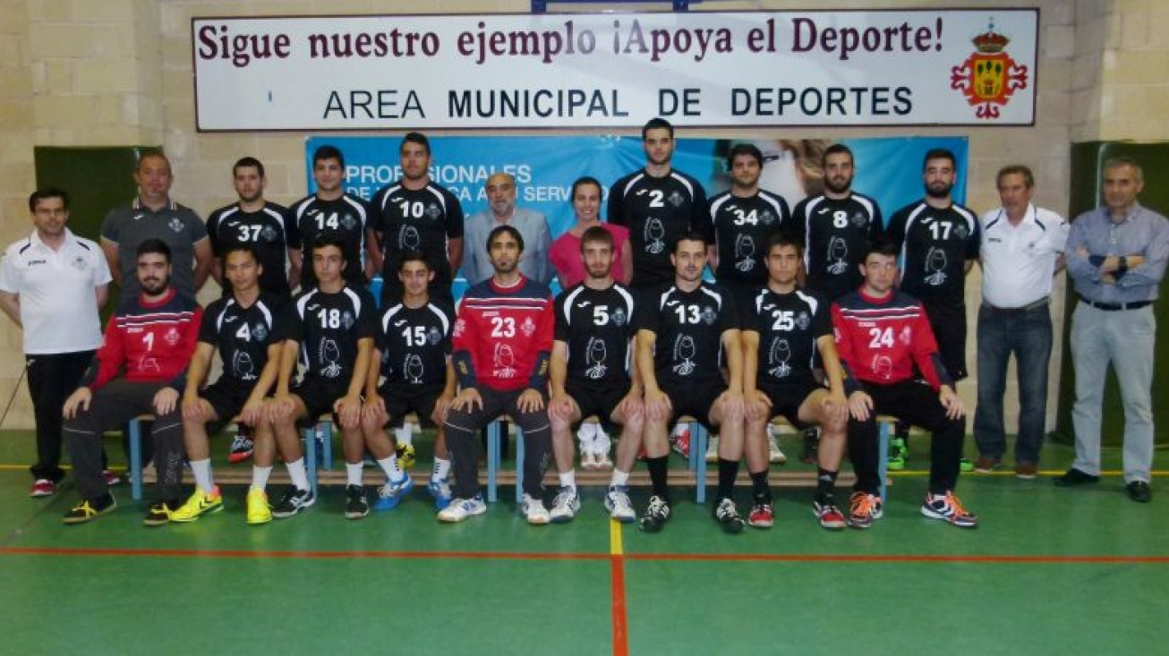 Foto de la plantilla con la nueva equipación junto al alcalde y concejal de Deportes