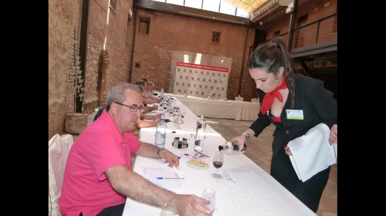 Azafata de FERCAM durante el concurso de vinos