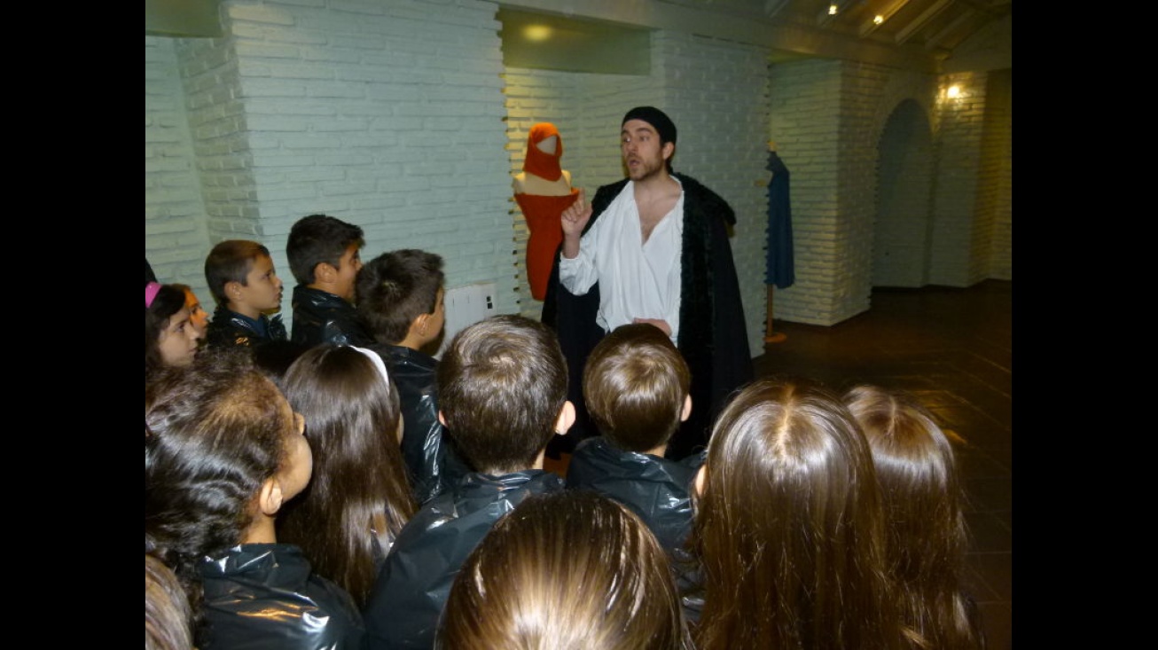 Visita de alumnado del CEIP Tierno Galván con el actor Josean Cano encarnando a Manuel Piña