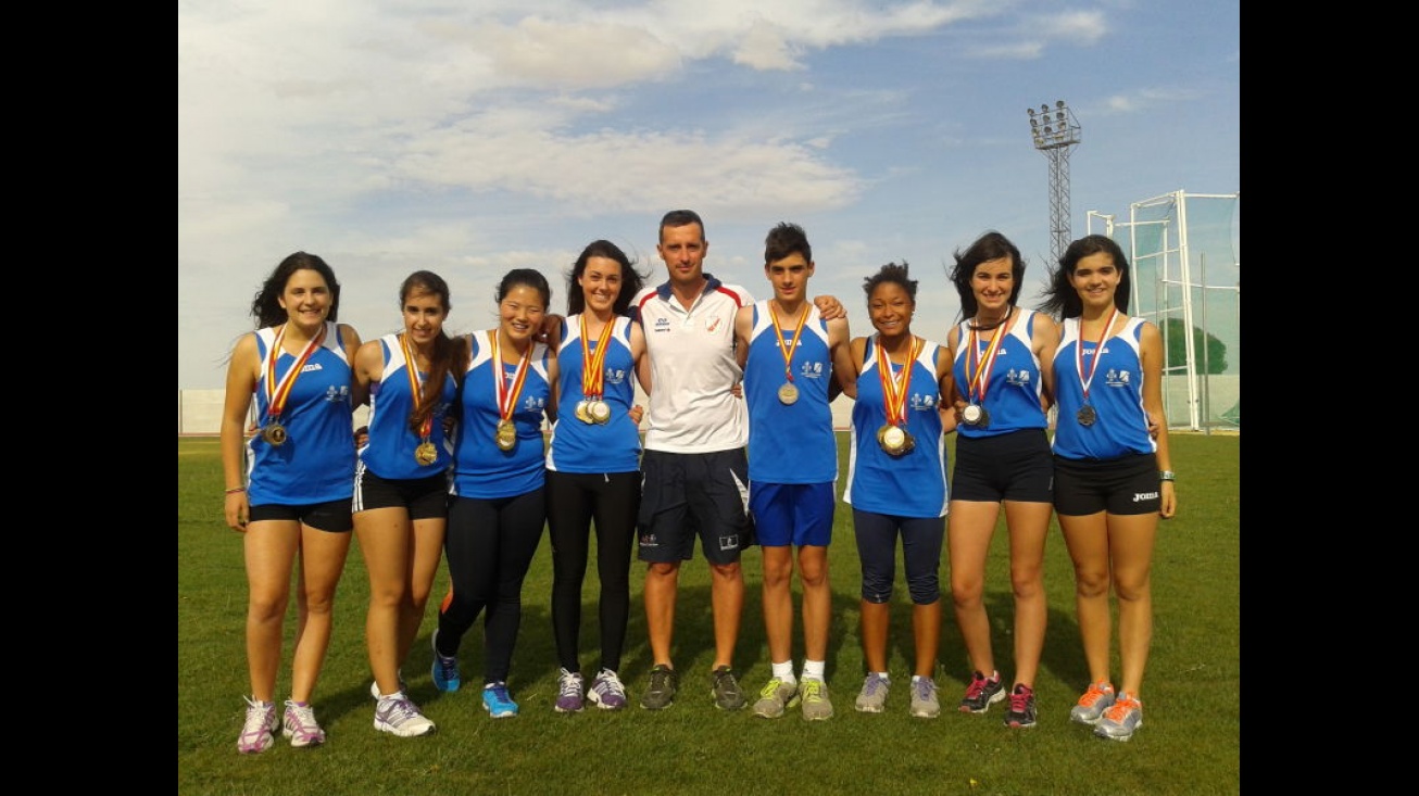 Medallistas con su entrenador, Juan Cano