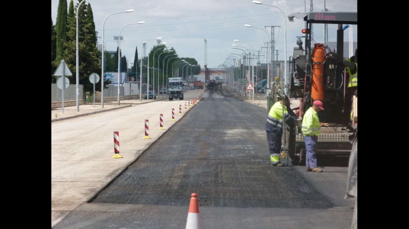 Imagen de las obras que se realizan en la calle D del Polígono