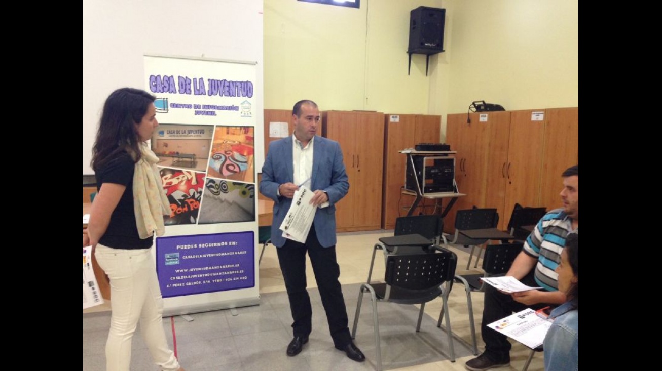 Carmen Beatriz Alcolea, concejal de Juventud, y Pedro González, del Grupo SEC, durante la clausura