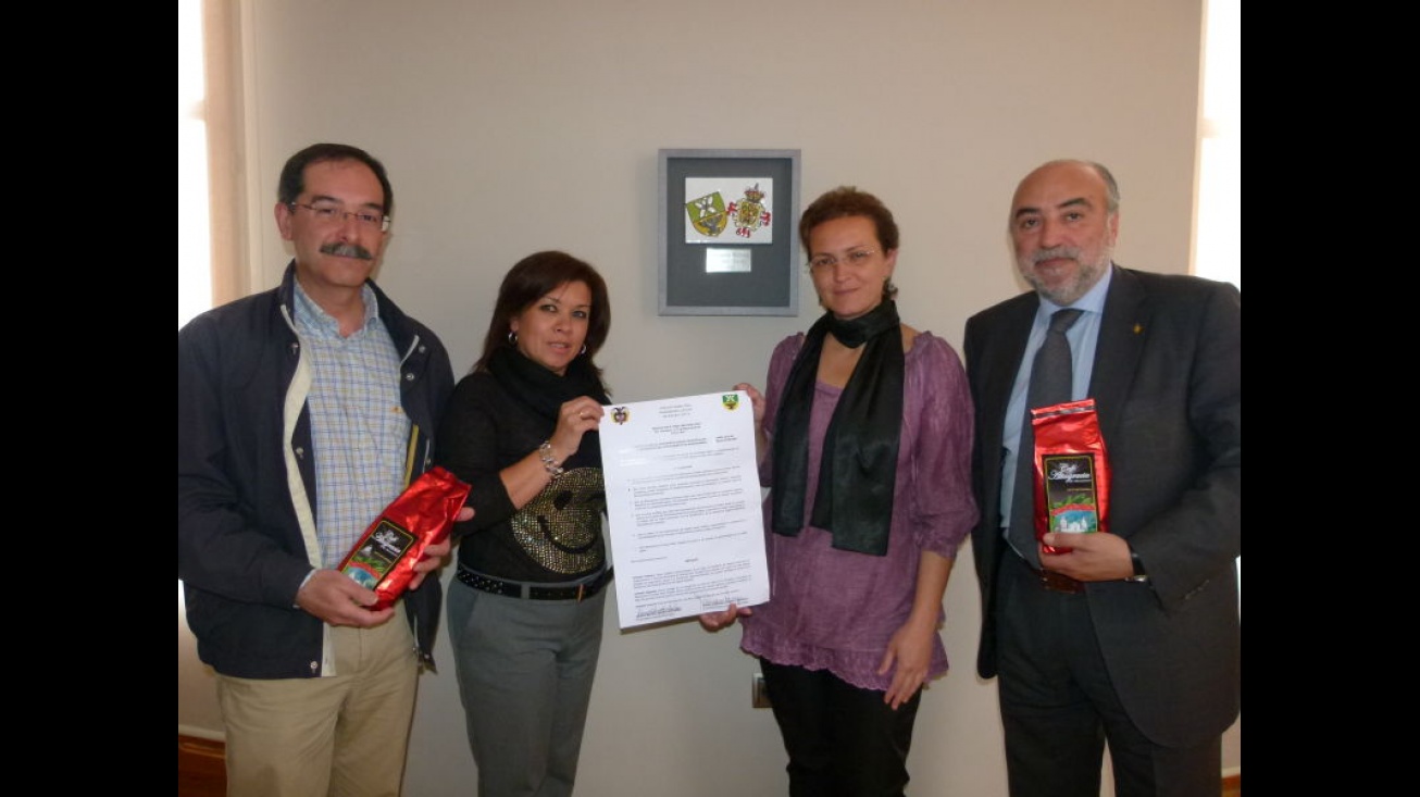 Entrega del pergamino con la resolución del concejo de Manzanares (Caldas)