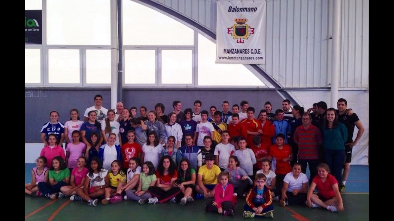 Foto conjunta del alumnado de las escuelas de balonmano