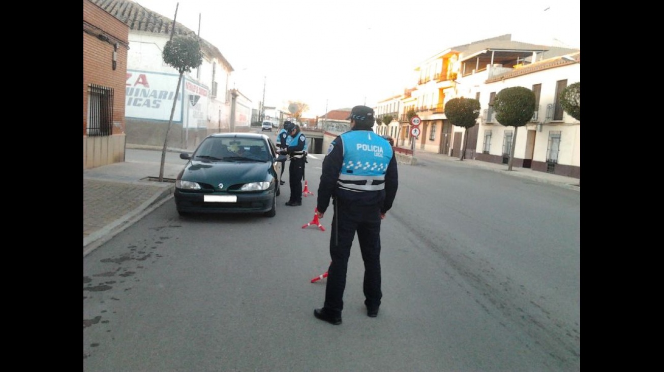 Control policial en una calle de Manzanares