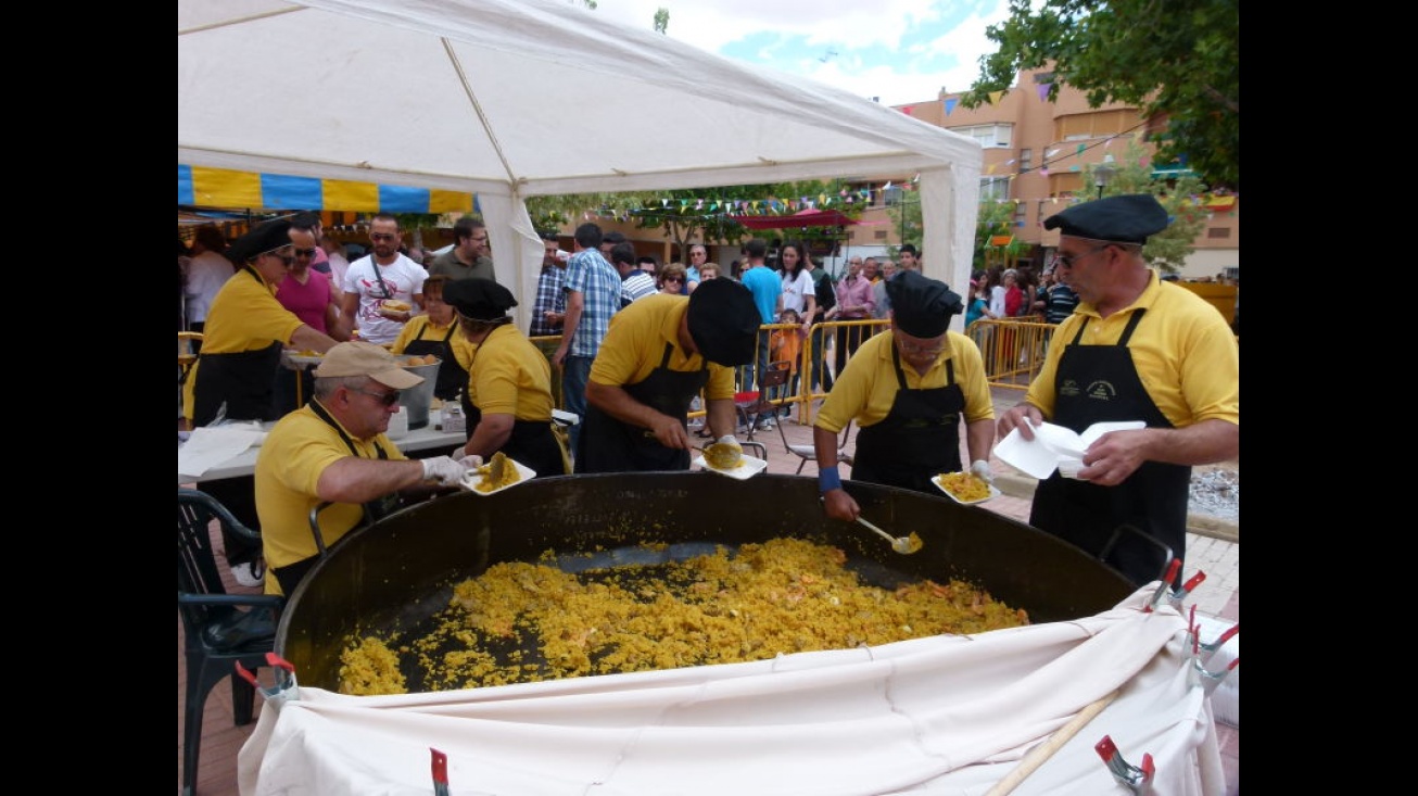 Mucho público en la paella popular