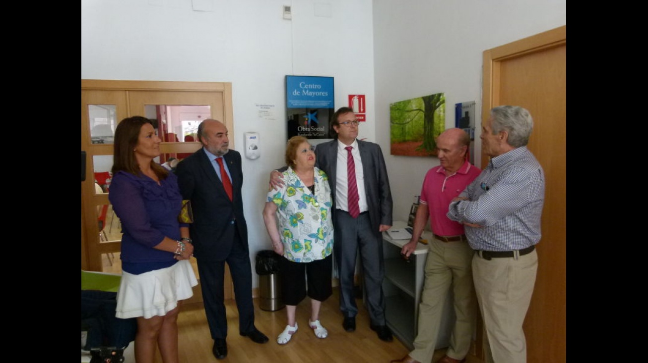 El Director General y autoridades saludan a miembros del Consejo de Mayores